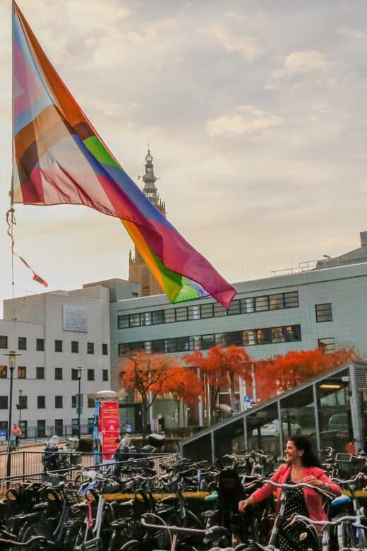 Hijsen Regenboogvlak tijdens Comingout Day Amersfoort